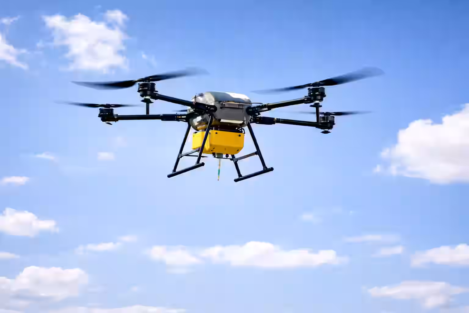 Latający dron służący do mycia elewacji