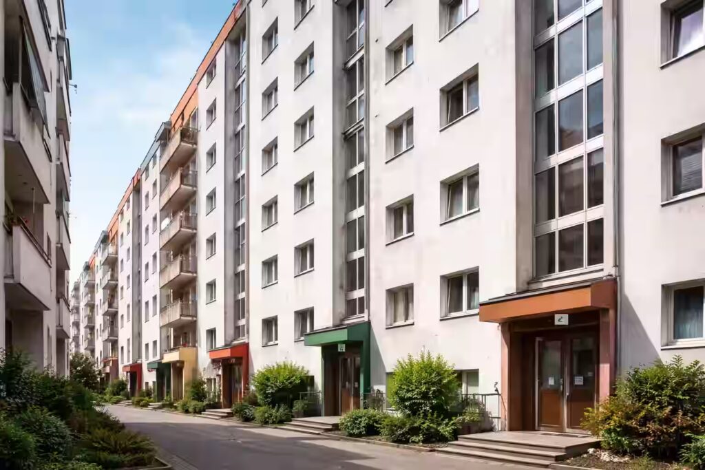 Umyta elewacja bloku w Radomiu