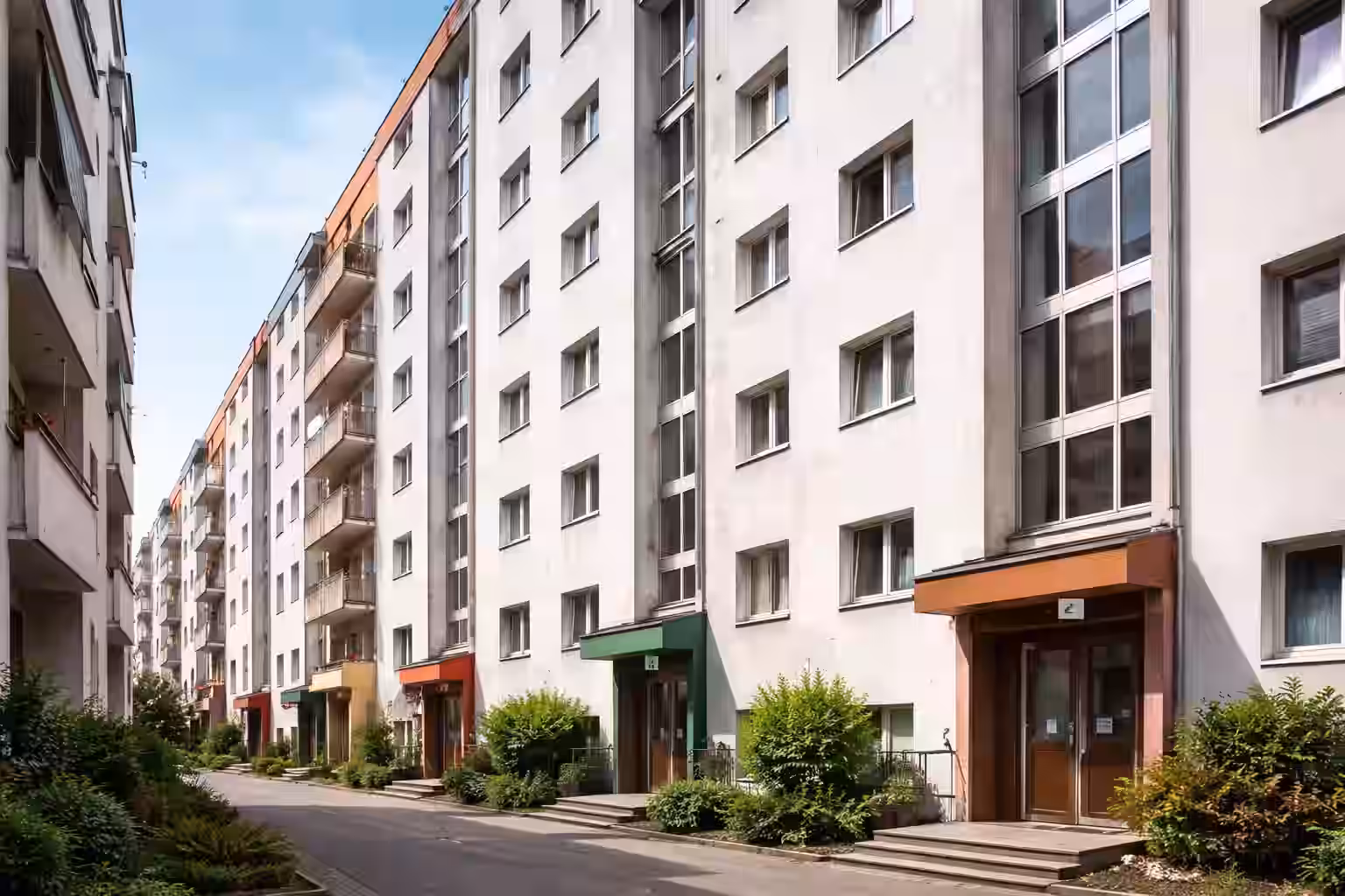 Umyta elewacja bloku w Radomiu